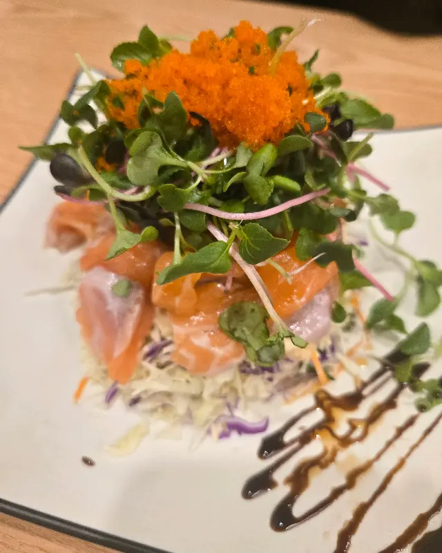 신선한 연어 샐러드의 모습