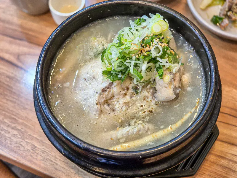 뚝배기에 담겨져 나온 전복 삼계탕