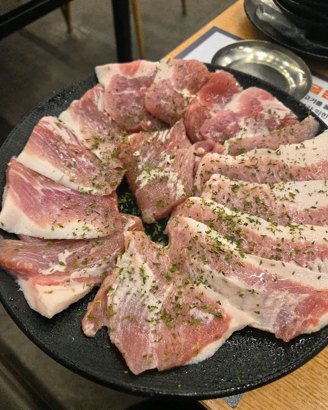 두툼한 숙성 삼겹살