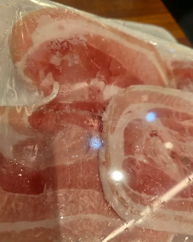 노릇노릇하게 구워진 돼지고기 삼겹살