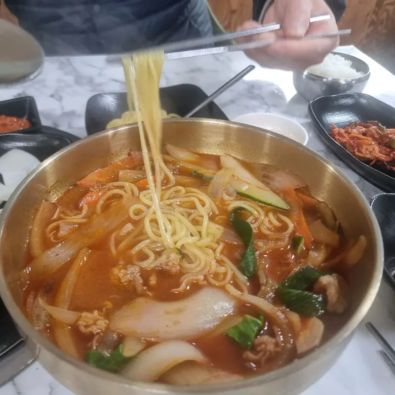소고기 짬뽕의 면발을 들어올리는 모습