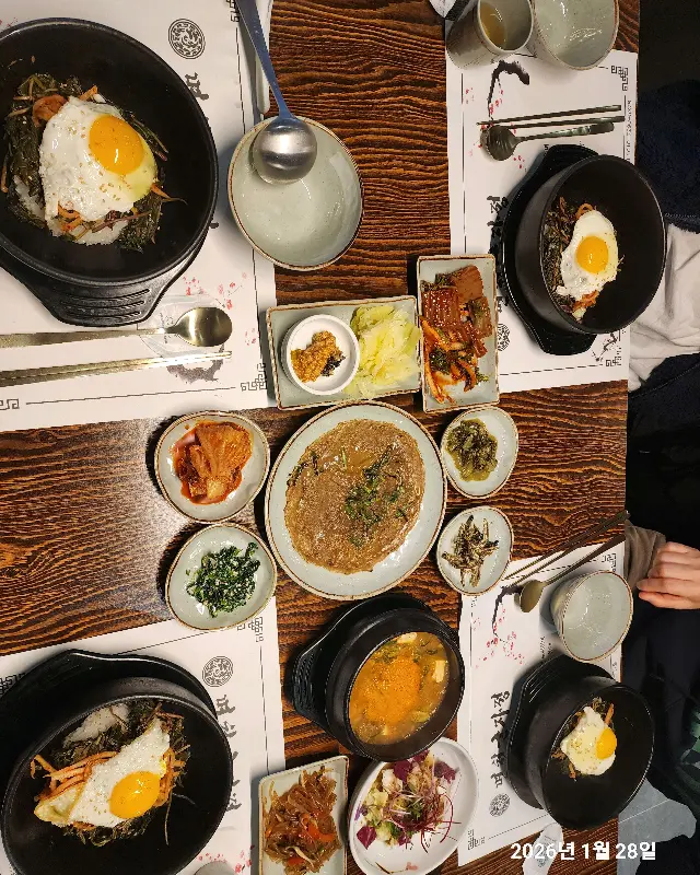 돌솥비빔밥과 푸짐한 반찬