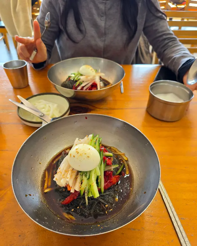 냉면을 즐기는 손님들