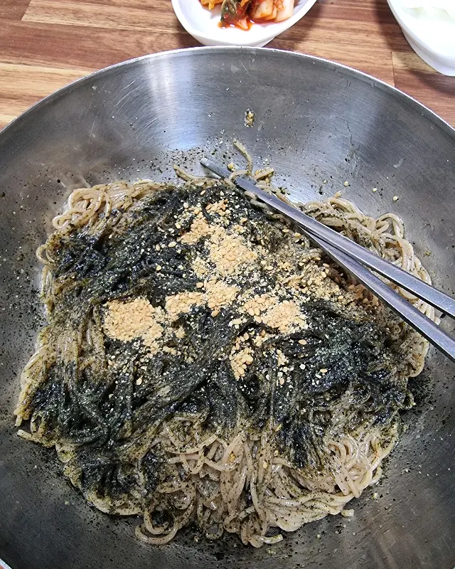 김가루와 양념이 버무려진 막국수의 모습
