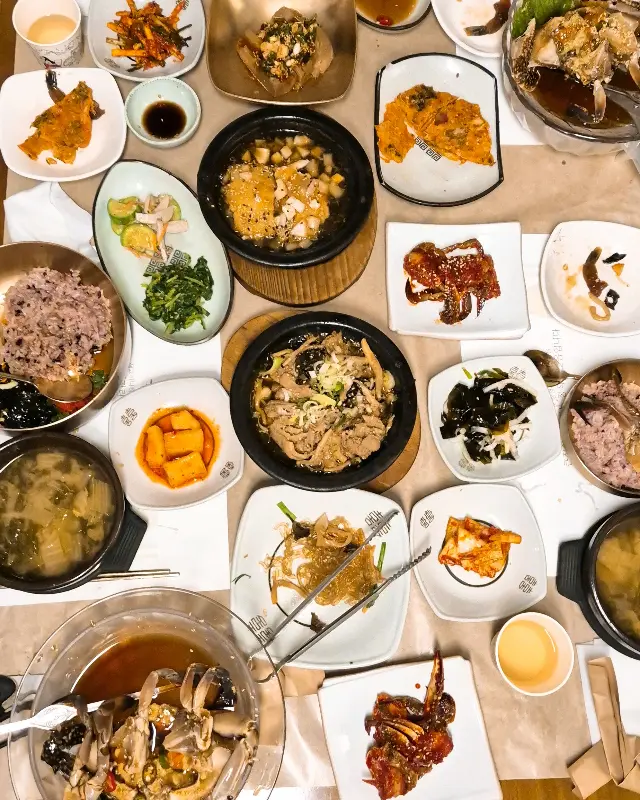 다채로운 반찬들이 가득 차려진 큰집정식 한 상 차림