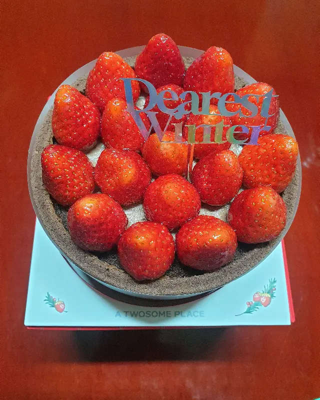 딸기가 가득 올려진 케이크