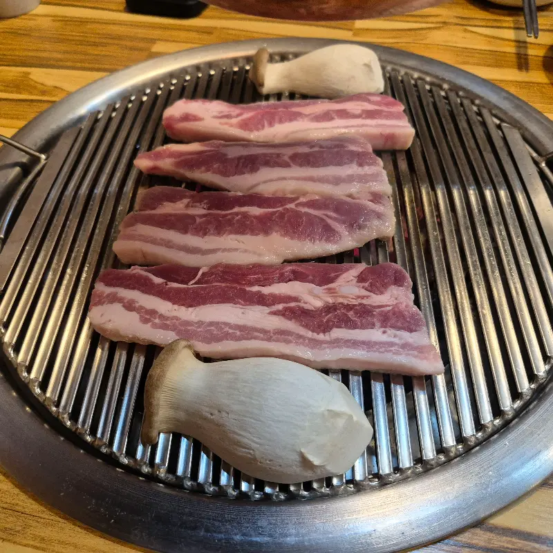 윤기가 흐르는 생삼겹살