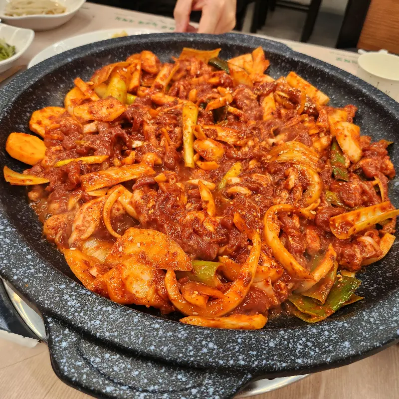 철판 가득 푸짐하게 담긴 오리 주물럭