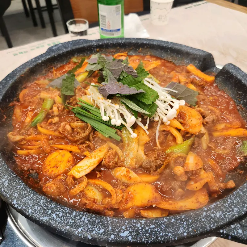 다양한 채소와 함께 볶아지는 오리 주물럭