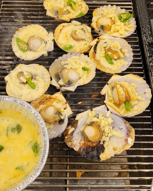 불판 위에서 익어가는 치즈 가리비