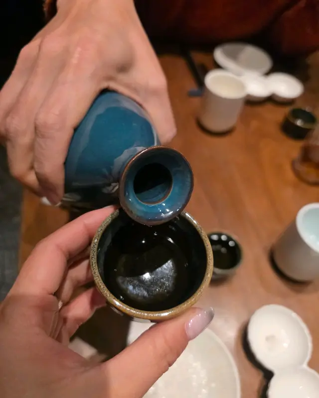 사케를 따르는 모습