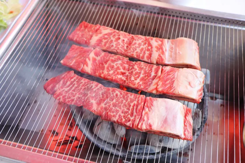 숯불에 구워지는 갈비