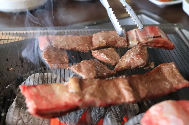 숯불 위에서 익어가는 갈비