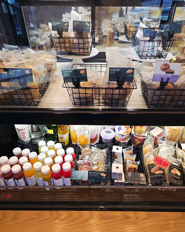 스타벅스 쇼케이스에 진열된 다양한 디저트와 음료