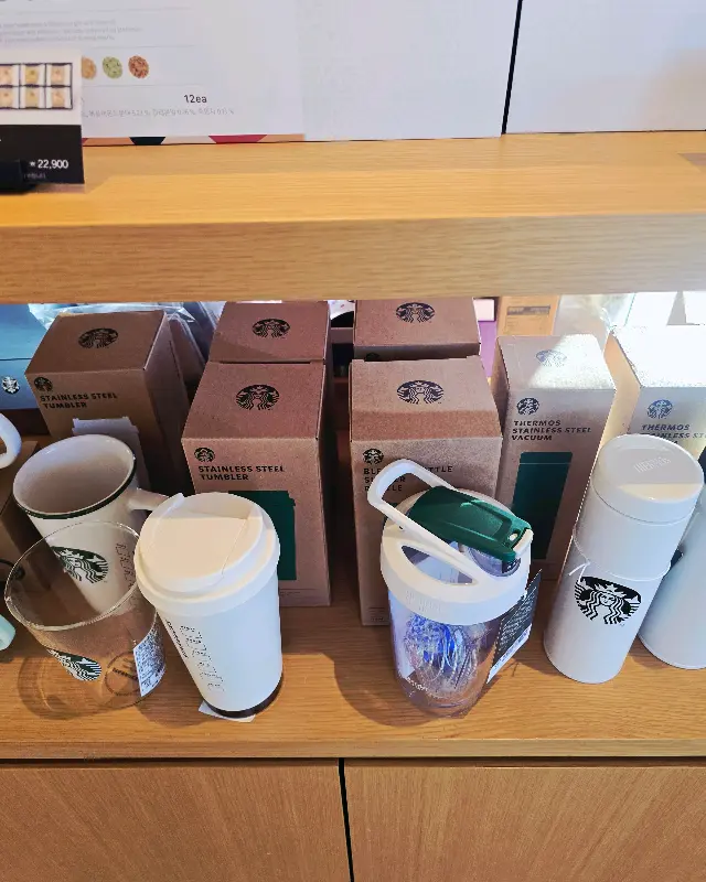다양한 디자인의 스타벅스 텀블러와 머그컵