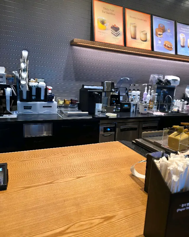 스타벅스 내부 카운터 모습