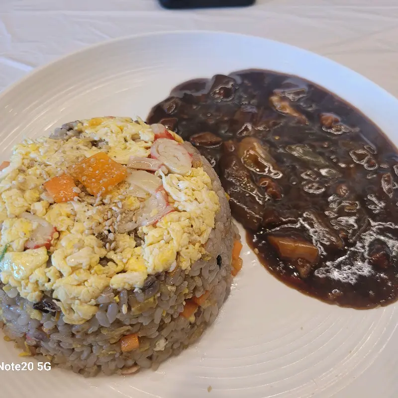 볶음밥과 짜장의 조화