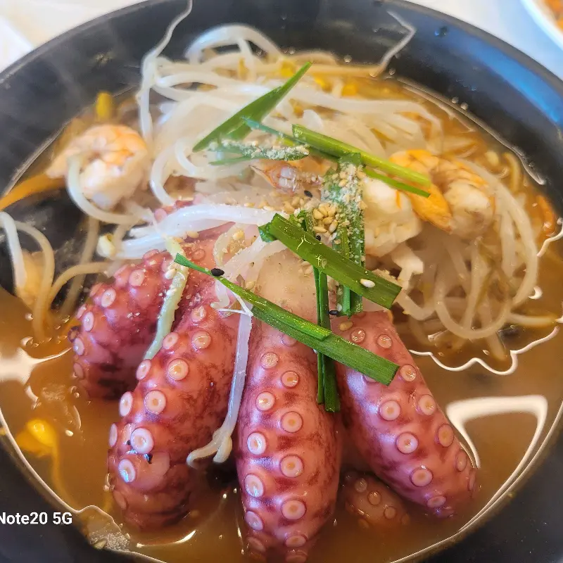 싱싱한 해산물이 듬뿍 들어간 짬뽕