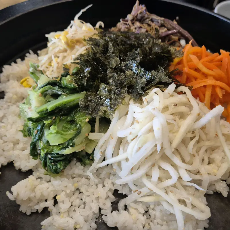다채로운 색감의 철판 비빔밥