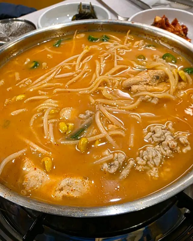 얼큰하고 시원한 국물이 일품인 해물칼국수.