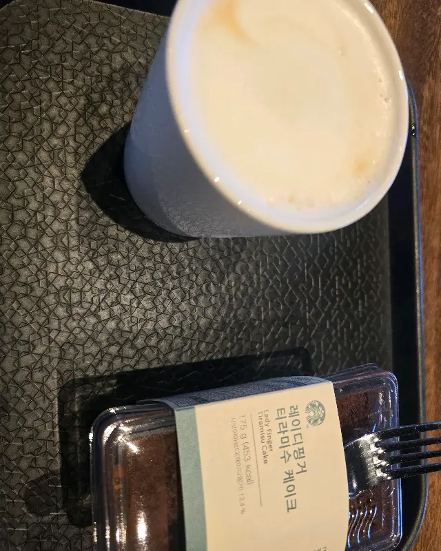 티라미수 케이크와 라떼