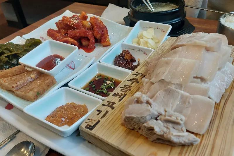 매장 벽면에는 수많은 방문객들의 흔적이 담긴 낙서들이 가득하다.