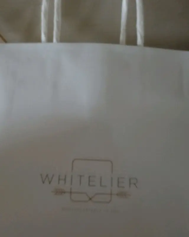 화이트리에 로고가 새겨진 쇼핑백