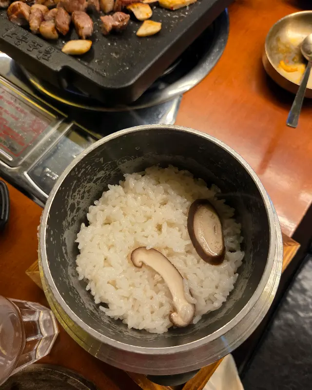 갓 지은 윤기 흐르는 솥밥