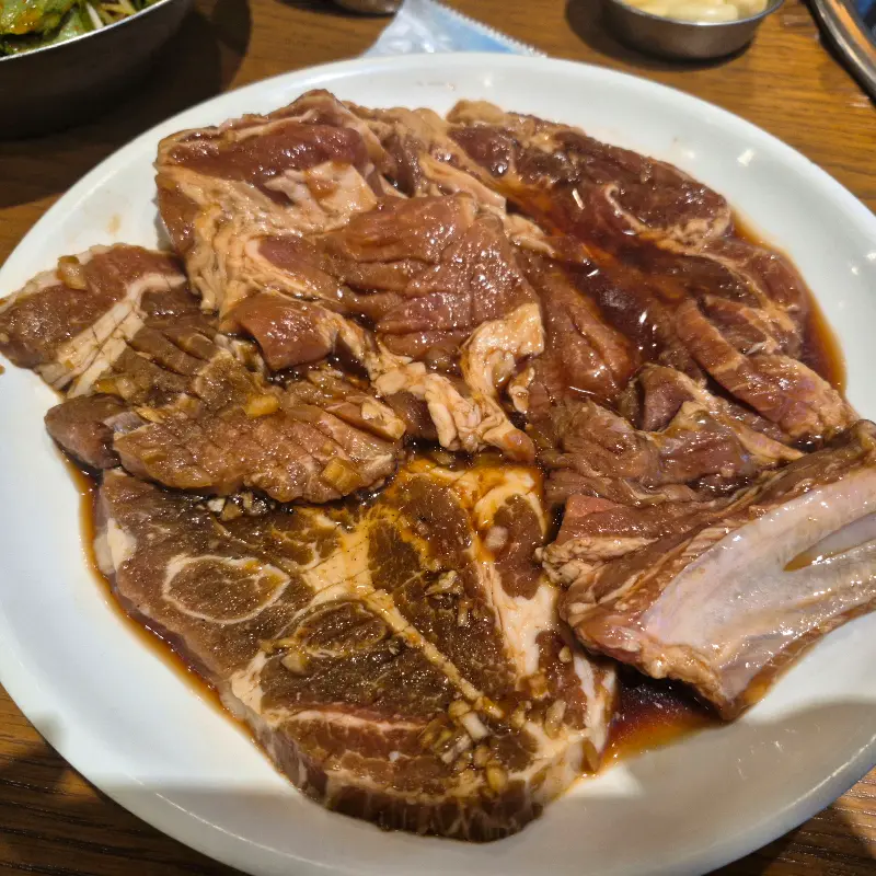 윤기가 흐르는 전원숯불의 돼지갈비