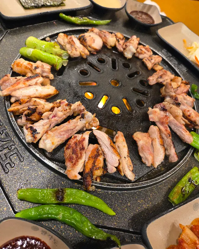 다양한 소스와 곁들여 먹는 닭갈비