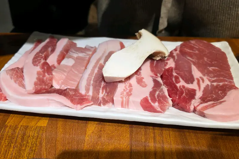선홍빛의 신선한 돼지고기