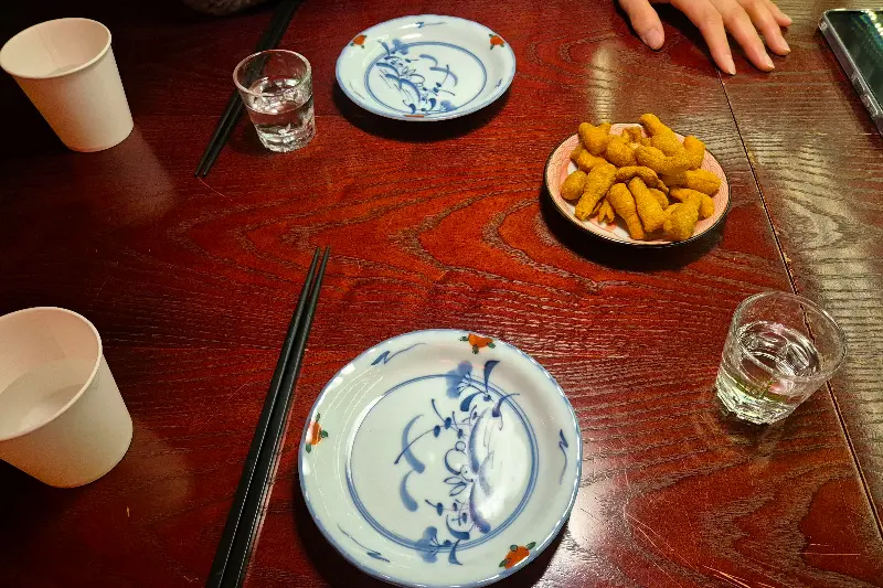 기본 안주와 술잔이 놓인 테이블