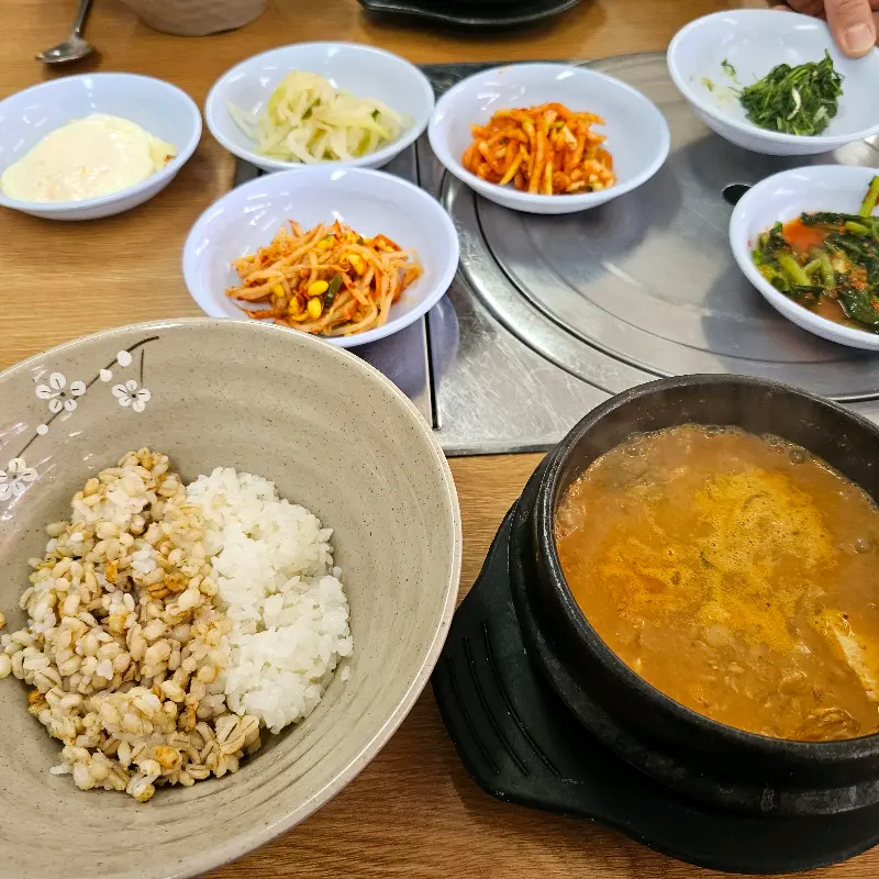 청국장과 콩비지, 다양한 반찬이 차려진 한 상