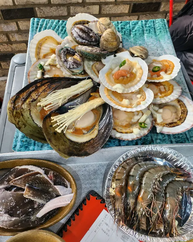 모듬 조개구이와 함께 나오는 다양한 해산물