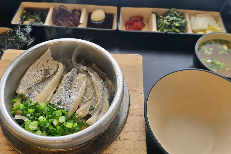 갈치 솥밥 한상 차림