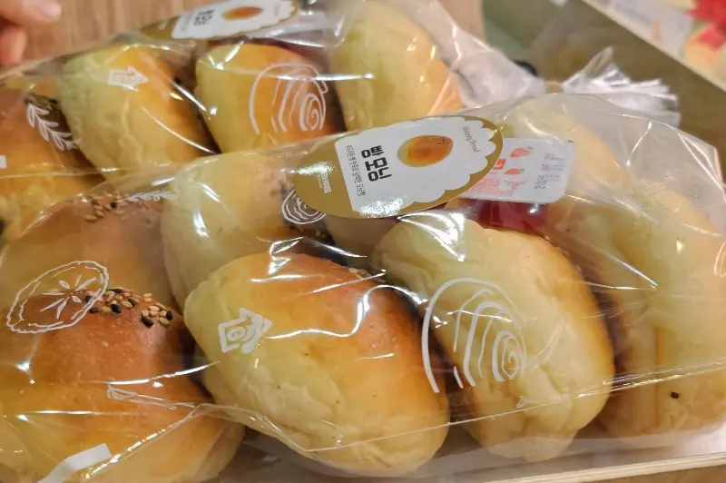 갓 구워져 나온 듯한 소금빵