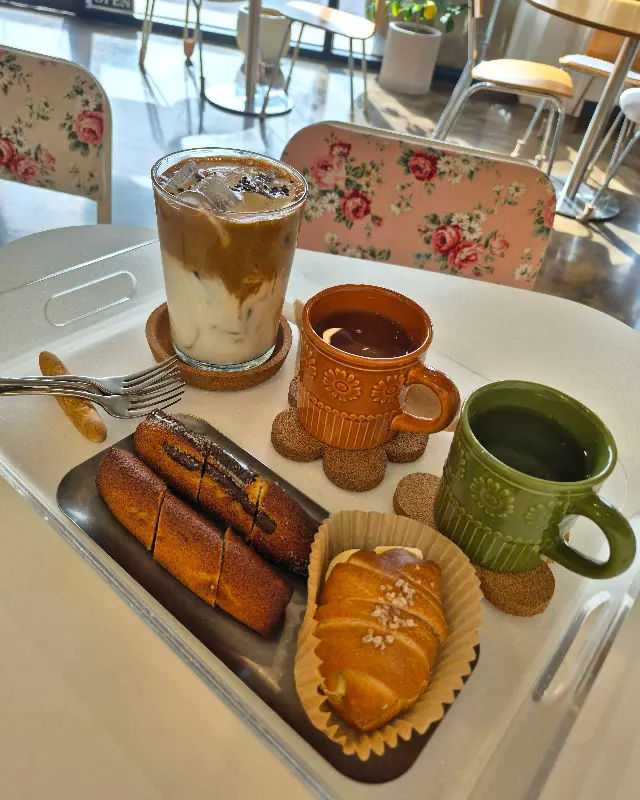 쇼케이스 안에 진열된 빵들