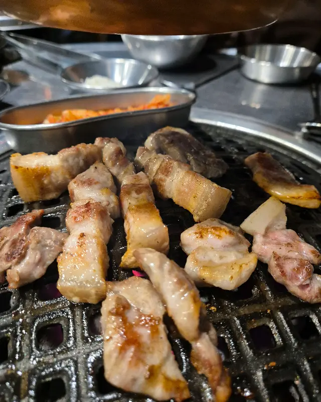 노릇하게 구워진 오겹살