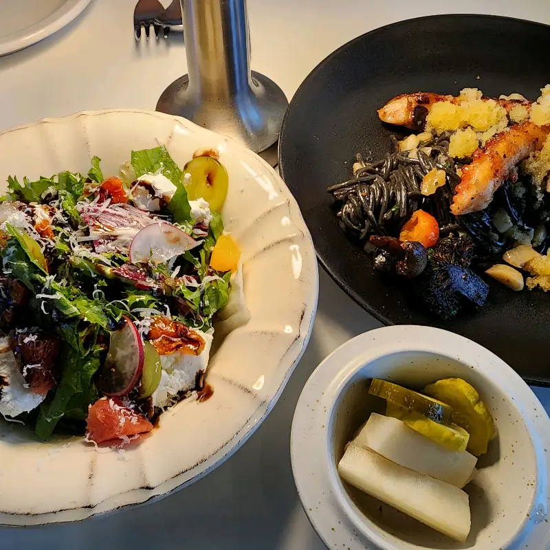 세이모키친의 샐러드와 문어 오일 파스타