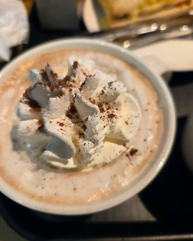 휘핑크림이 가득한 따뜻한 음료