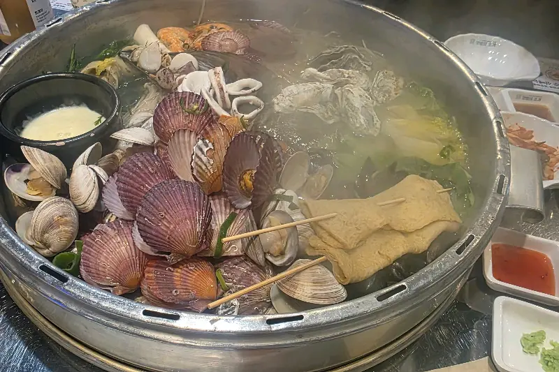 푸짐한 조개전골 한 상 차림