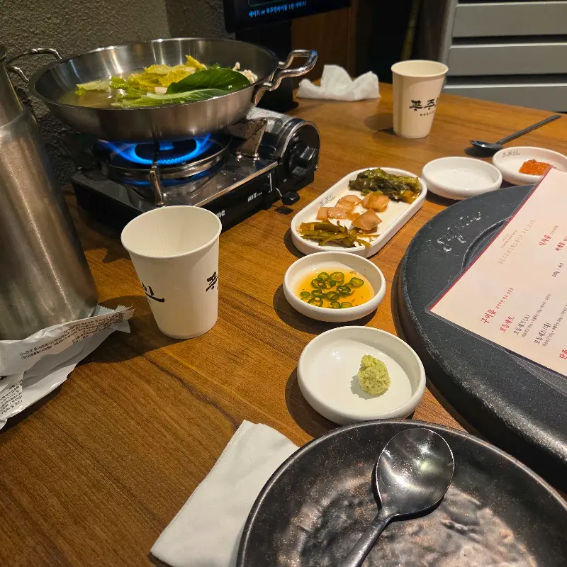 다양한 곁들임 메뉴와 푸짐한 한 상 차림