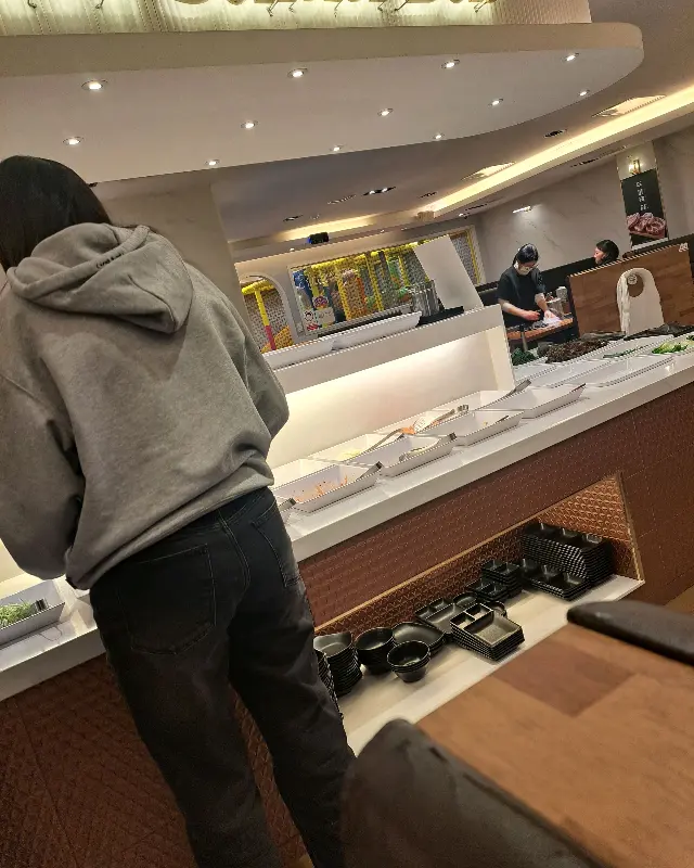 다양한 메뉴가 준비된 샐러드바