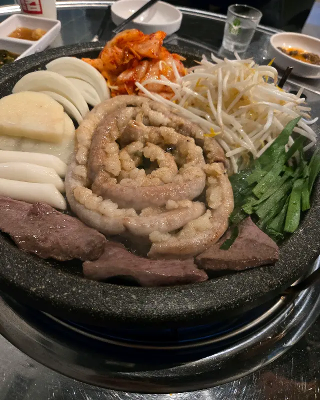 곱이 가득 찬 곱창이 노릇하게 구워지고 있는 모습