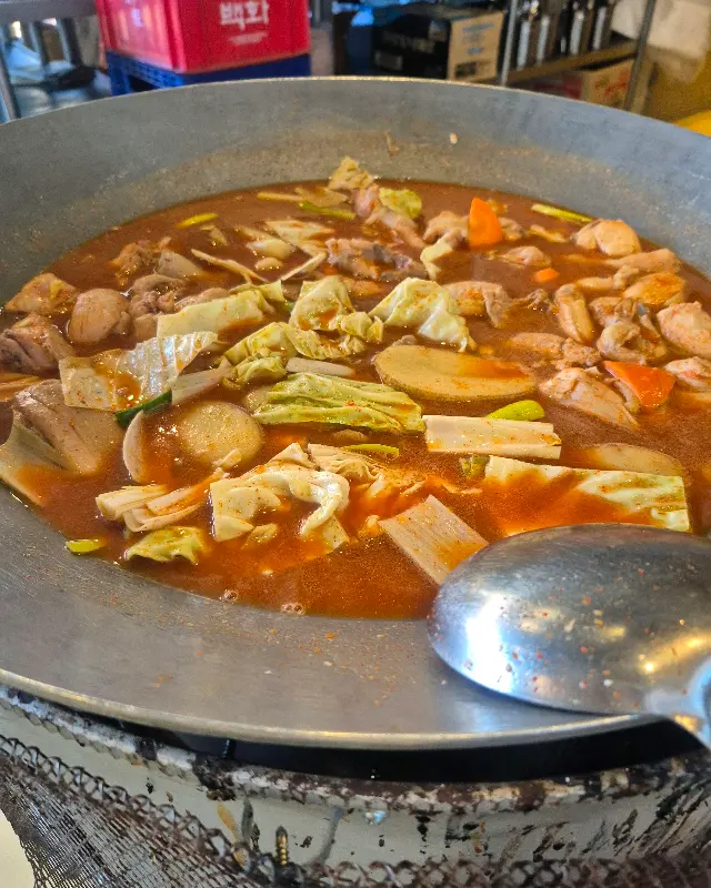솥뚜껑에 끓여진 닭볶음탕