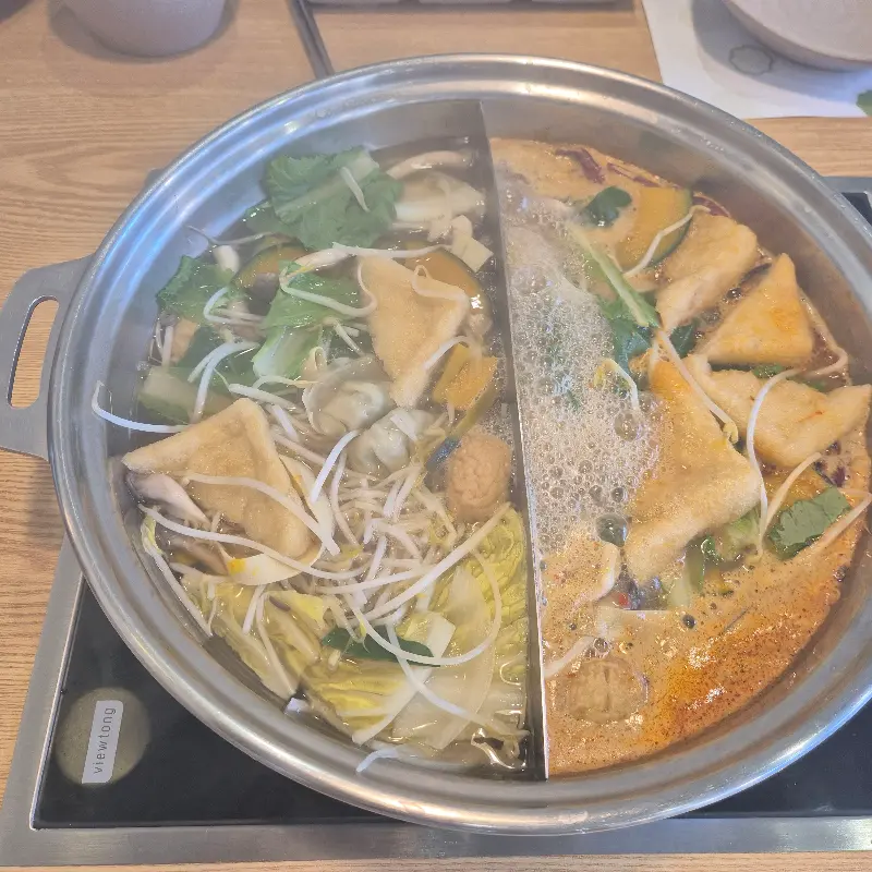 두 가지 육수를 즐길 수 있는 냄비