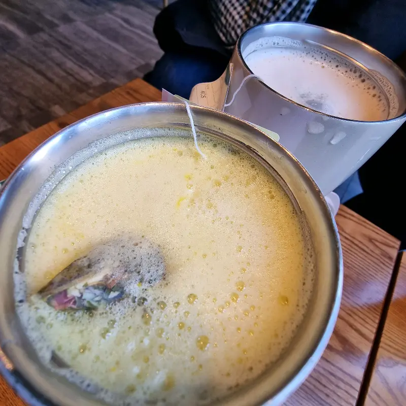 따뜻한 차를 마시며 여유를 즐기는 모습