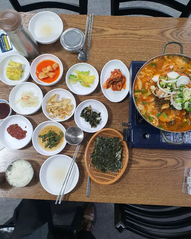 푸짐하게 차려진 금성식당의 밑반찬과 김치찌개