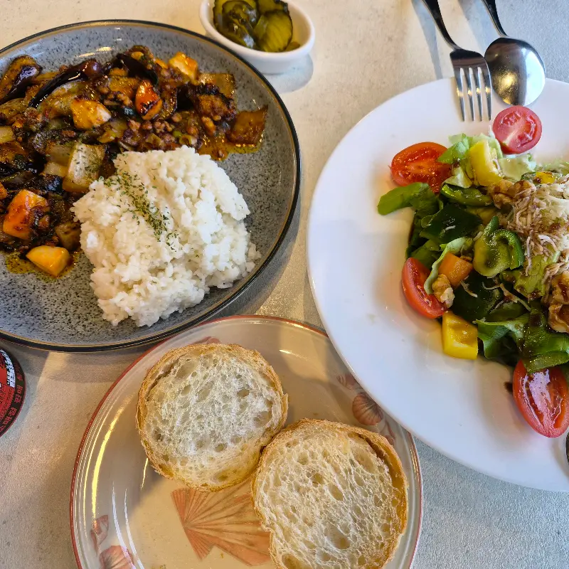 어향가지덮밥과 샐러드