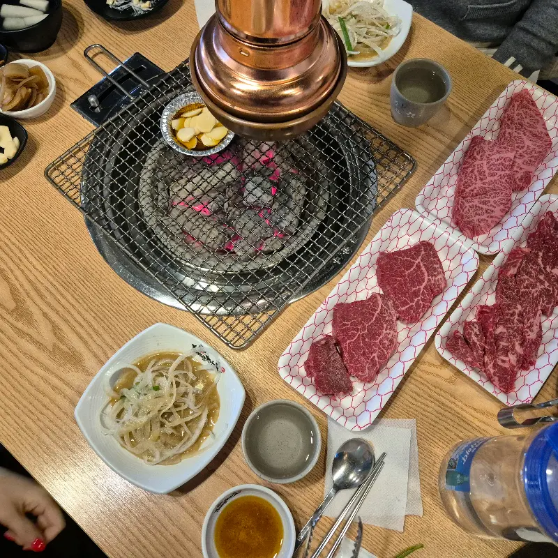 테이블 세팅과 숯불